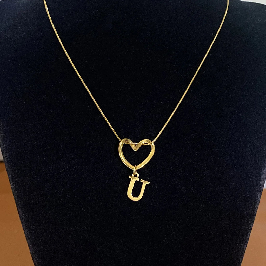 Collar ajustado con colgante de inicial y corazón - letra 