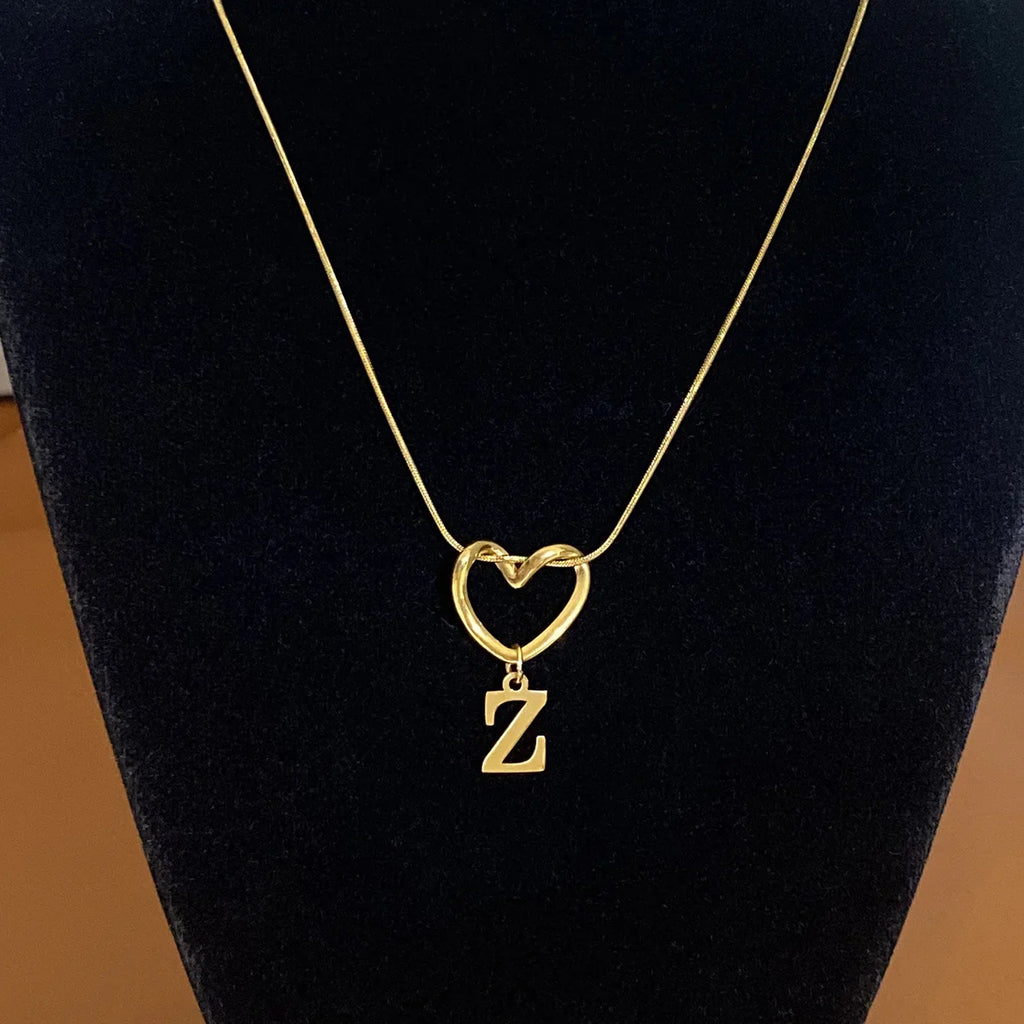 Collar ajustado con colgante de inicial y corazón - letra 