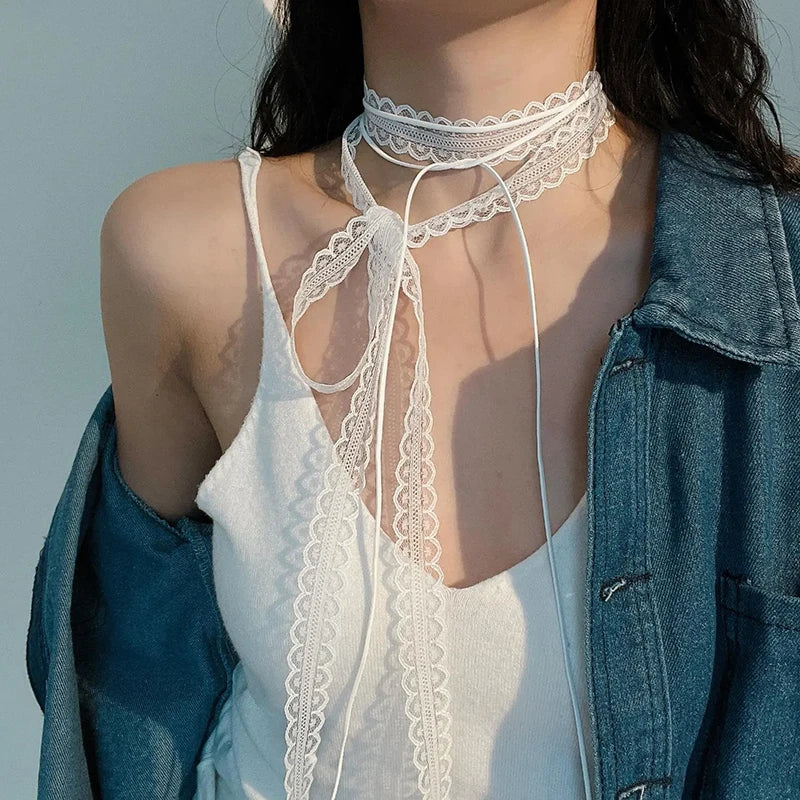 Collar gargantilla con colgante de lazo blanco