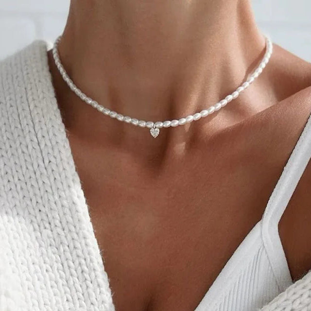 Collar corto con colgante de perla blanca y corazón