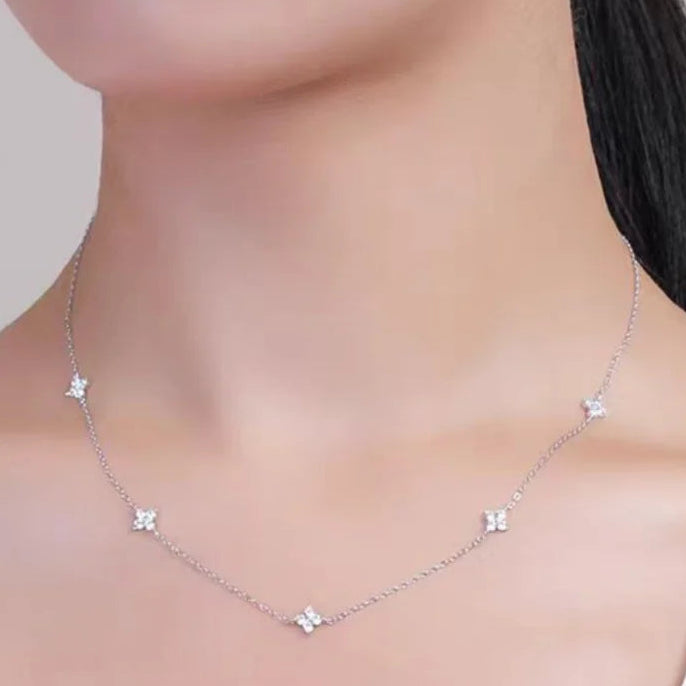 Collar gargantilla con colgantes de flores de trébol brillantes plateado