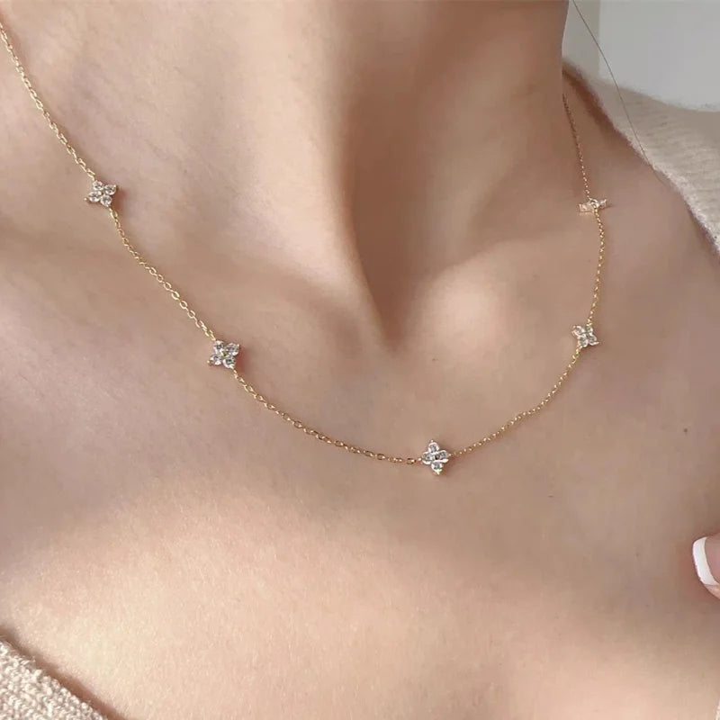 Collar gargantilla con colgantes de flores de trébol brillantes dorado