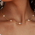 Collar gargantilla con colgantes de flores de trébol brillantes dorado