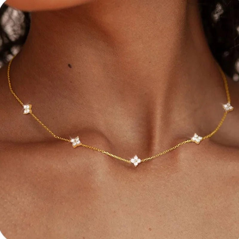 Collar gargantilla con colgantes de flores de trébol brillantes dorado