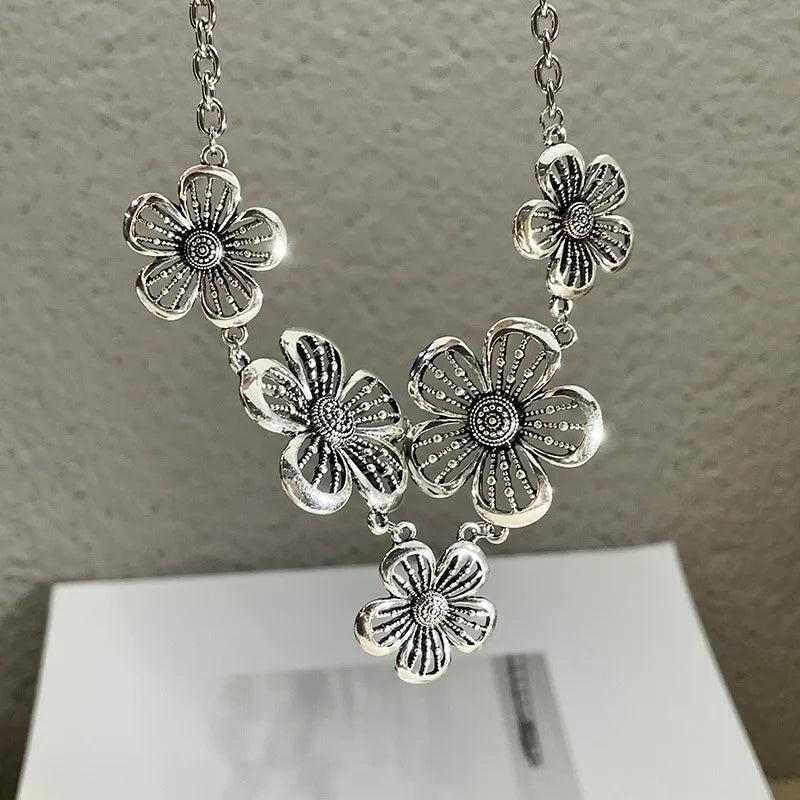 Collar Gargantilla con Colgante de Grandes Flores de 5 Pétalos