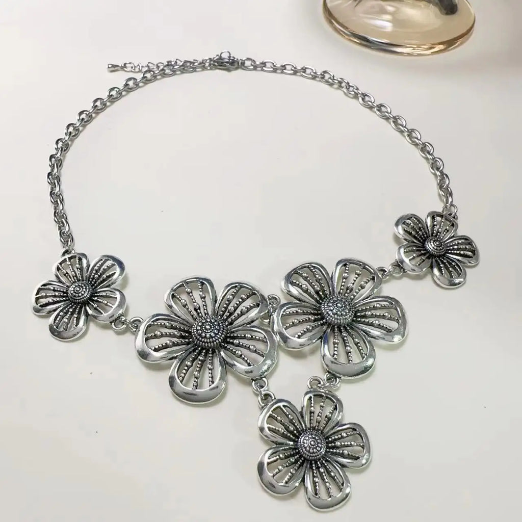 Collar Gargantilla con Colgante de Grandes Flores de 5 Pétalos