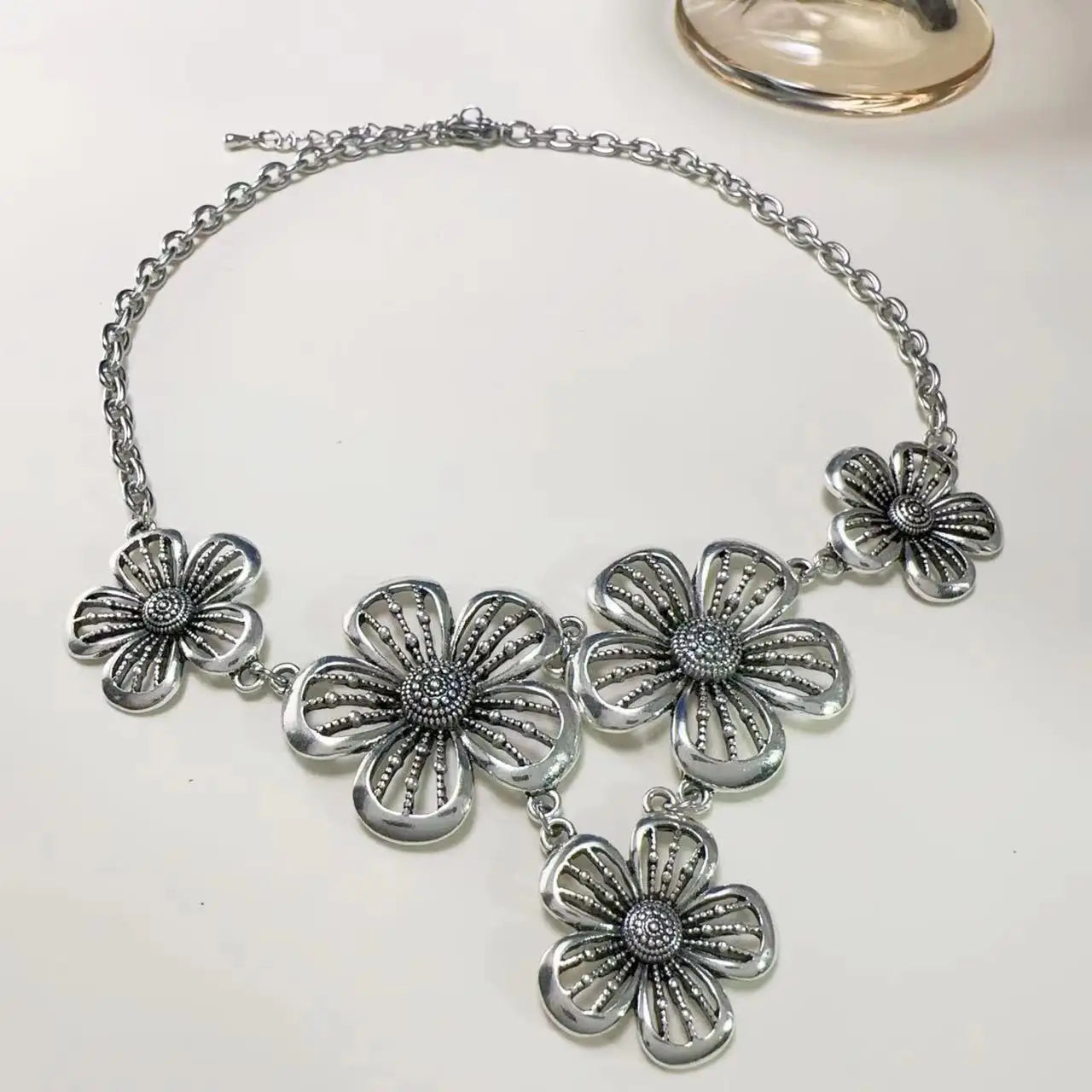 Collar Gargantilla con Colgante de Grandes Flores de 5 Pétalos