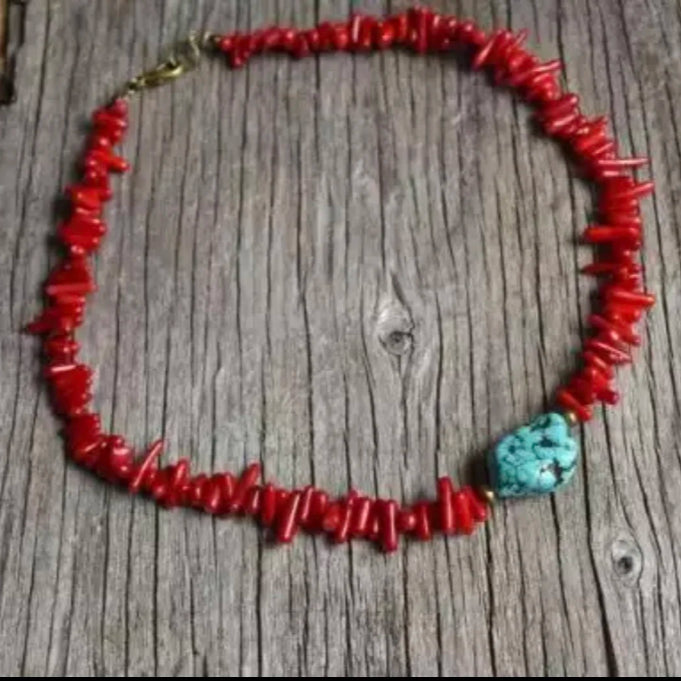 Collar Gargantilla con Colgantes de Piedra y Coral