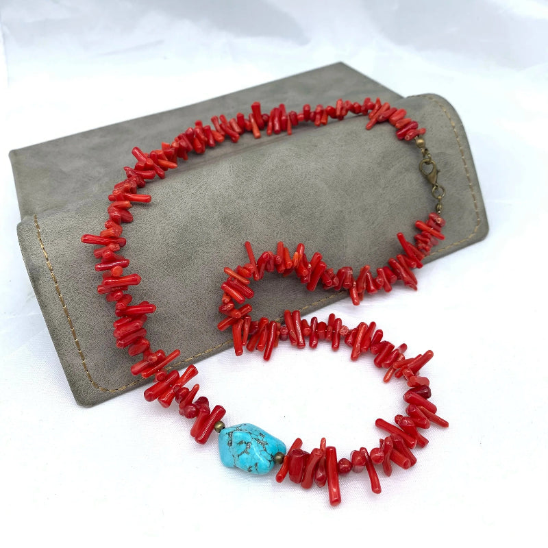 Collar Gargantilla con Colgantes de Piedra y Coral