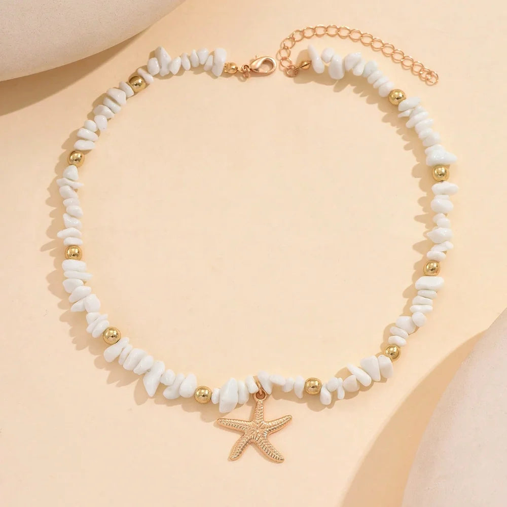 Collar tipo gargantilla con concha y estrella de mar blancas, perlas grandes
