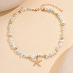 Collar tipo gargantilla con concha y estrella de mar blancas, perlas grandes