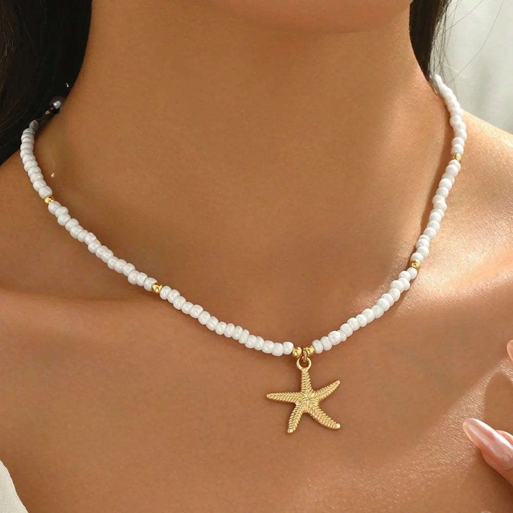 Collar tipo gargantilla con concha y estrella de mar blancas, perlas finas
