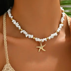 Collar tipo gargantilla con concha y estrella de mar blancas, perlas grandes