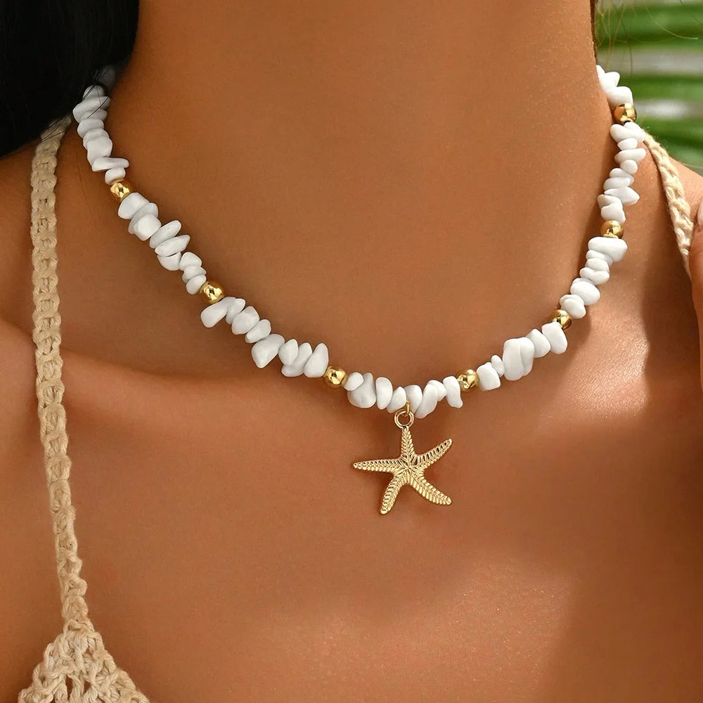 Collar tipo gargantilla con concha y estrella de mar blancas, perlas grandes