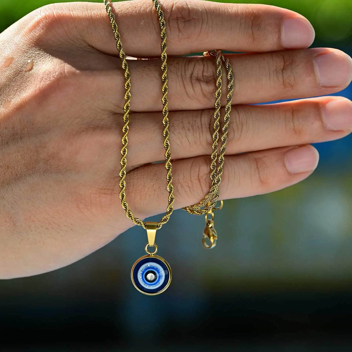 Collar retorcido con colgante ojo azul discreto oro