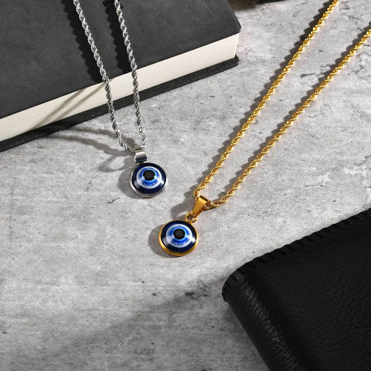Collar retorcido con colgante ojo azul discreto oro
