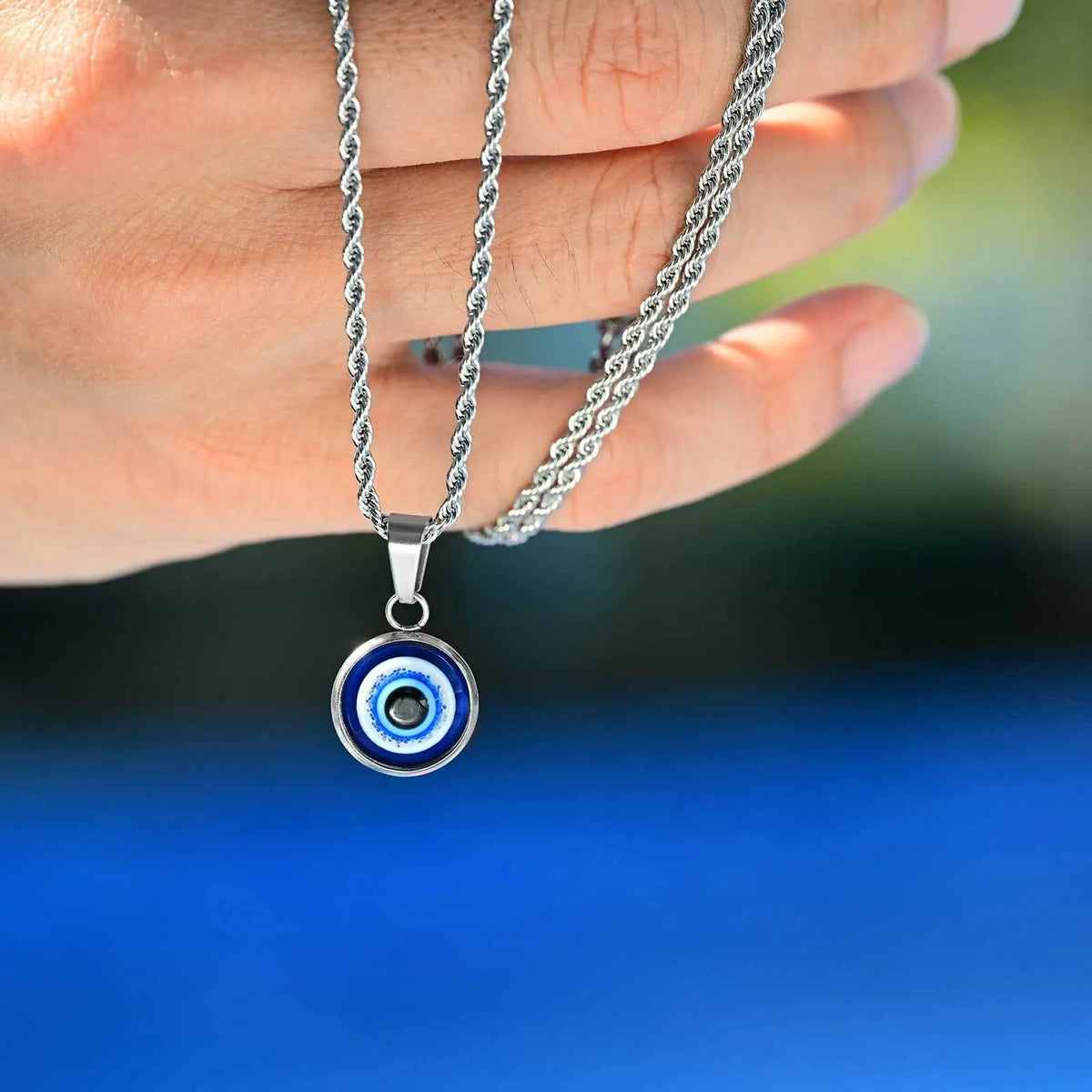 Collar retorcido con colgante ojo azul discreto plata