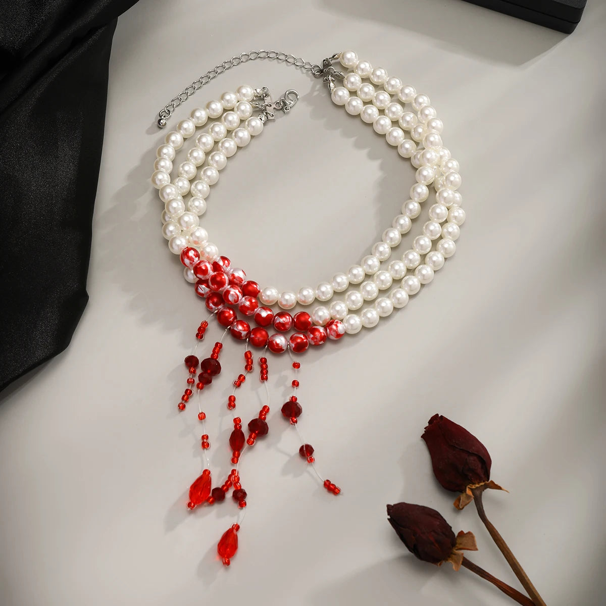 Collar de triple fila con colgante de perlas en cascada