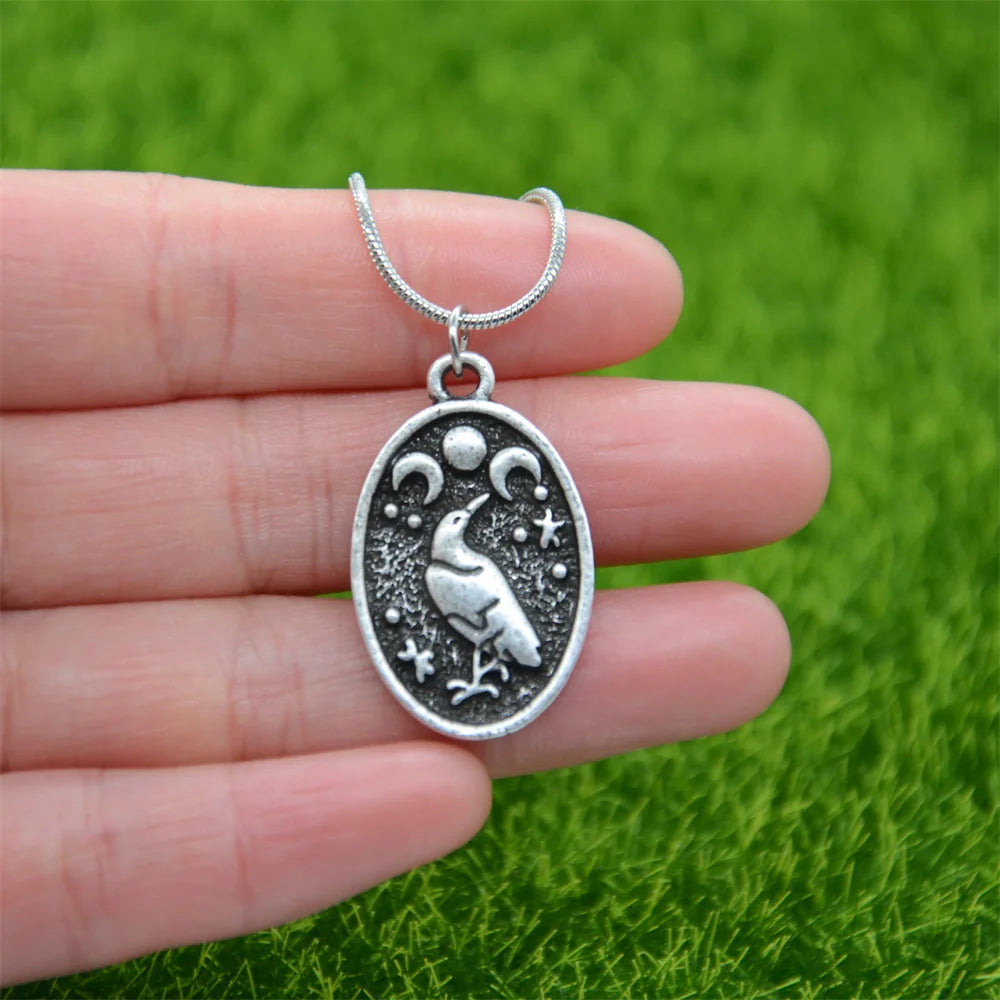 Collar vikingo con colgante de cuervo de Odín tipo 2