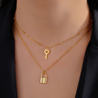 Collar doble con colgante de llave y candado dorado