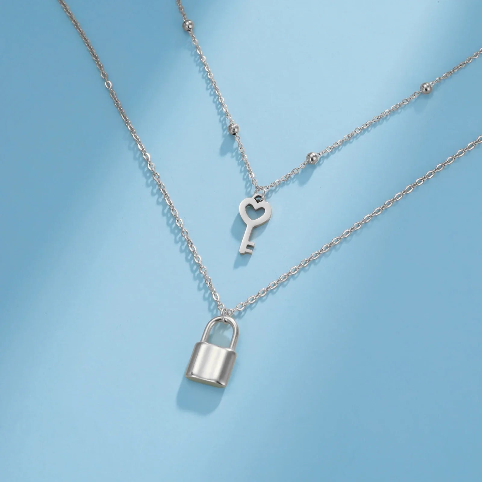 Collar doble con colgante de llave y candado plateado
