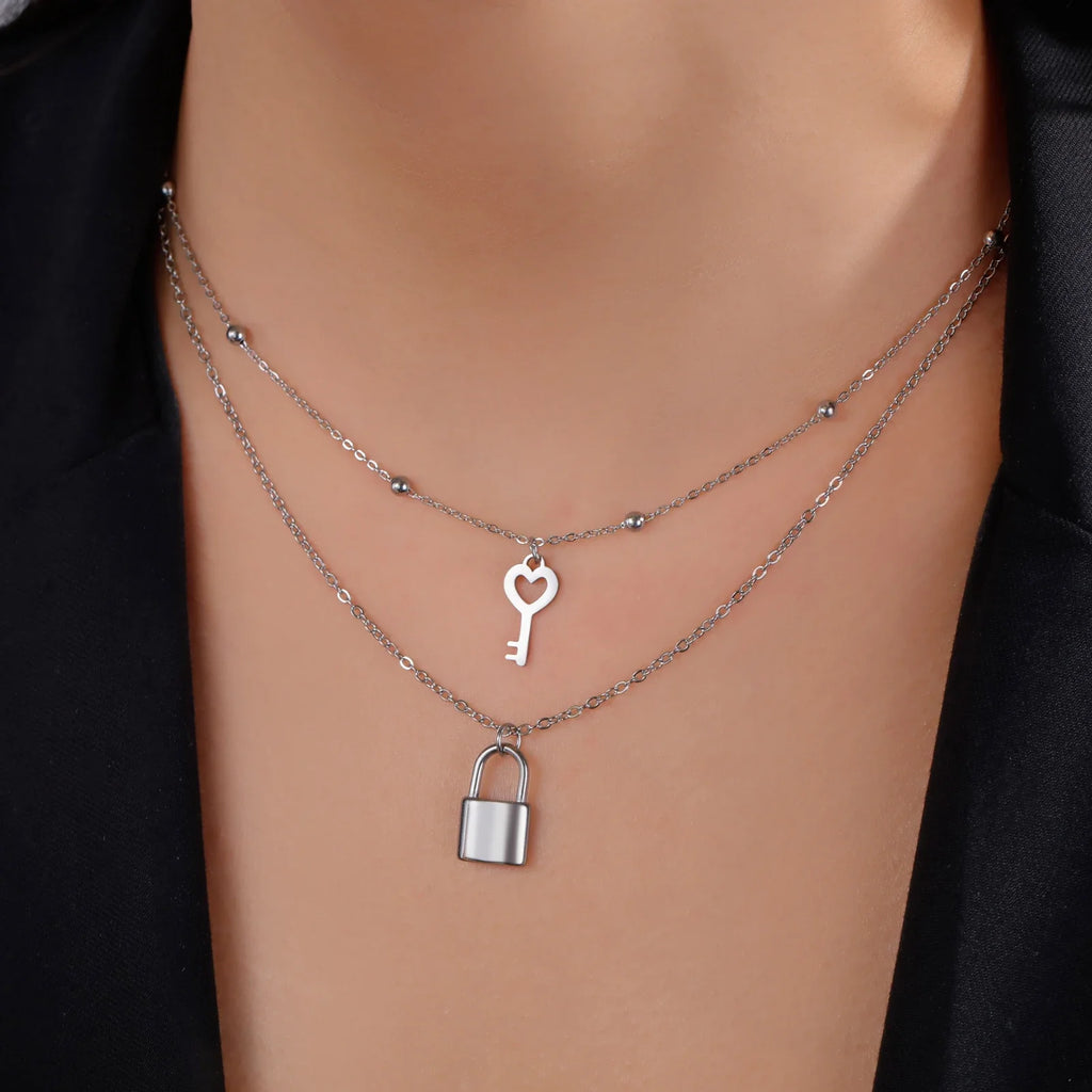 Collar doble con colgante de llave y candado plateado