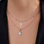 Collar doble con colgante de llave y candado plateado