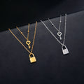 Collar doble con colgante de llave y candado dorado