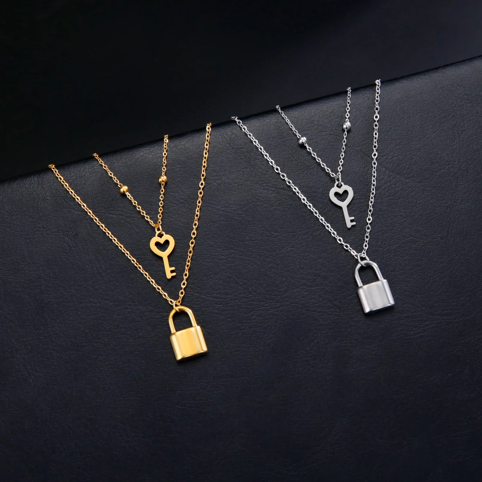 Collar doble con colgante de llave y candado dorado