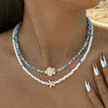 Doble collar de concha y perlas de colores azul tortuga