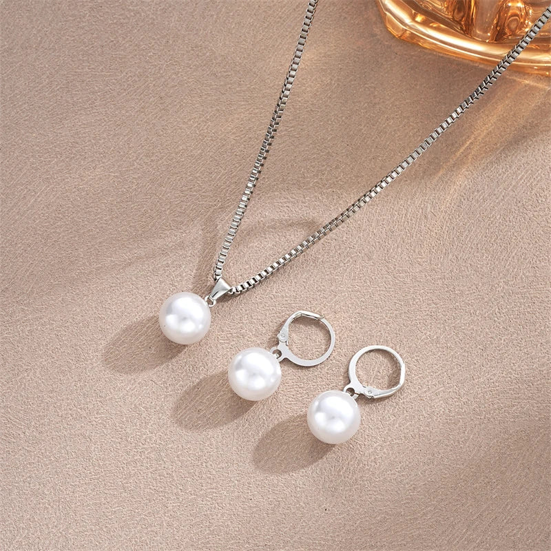 Conjunto de collar con colgante y pendientes colgantes de perla estilo contemporáneo plata