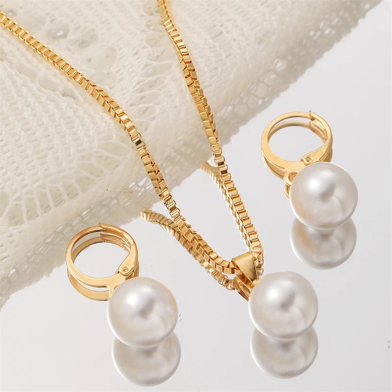 Conjunto de collar con colgante y pendientes colgantes de perla estilo contemporáneo oro