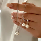 Conjunto de collar con colgante y pendientes colgantes de perla estilo contemporáneo plata