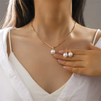 Conjunto de collar con colgante y pendientes colgantes de perla estilo contemporáneo oro