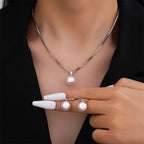 Conjunto de collar con colgante y pendientes colgantes de perla estilo contemporáneo plata