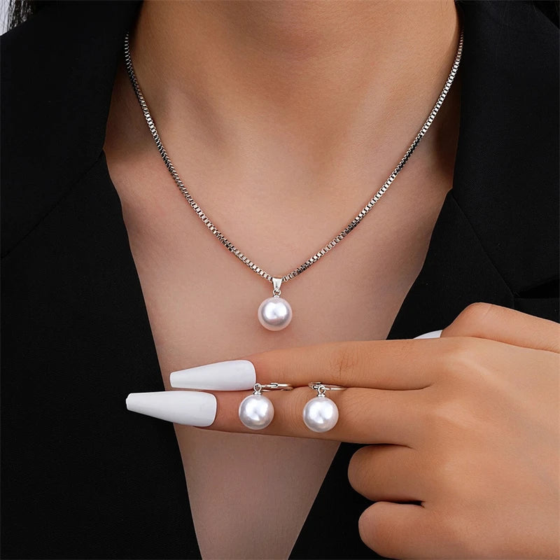 Conjunto de collar con colgante y pendientes colgantes de perla estilo contemporáneo plata