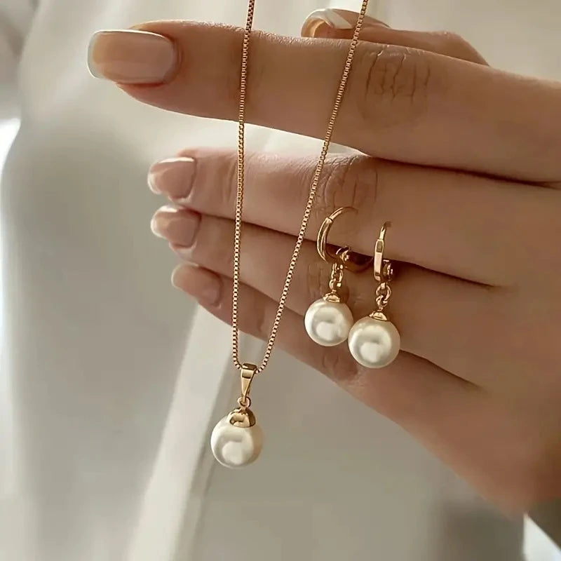 Conjunto de collar con colgante y pendientes colgantes de perla estilo contemporáneo oro