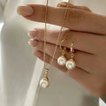 Conjunto de collar con colgante y pendientes colgantes de perla estilo contemporáneo oro