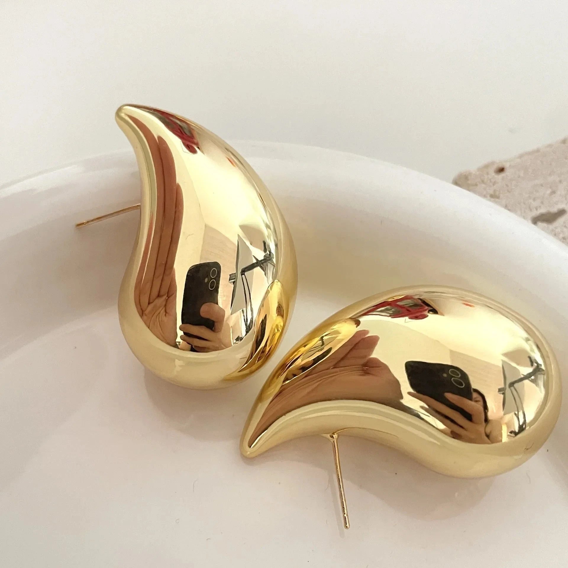 Pendientes grandes de botón con gota de agua dorados