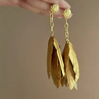 Pendientes grandes con plumas doradas