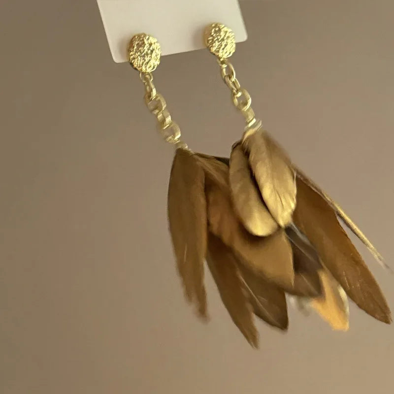 Pendientes grandes con plumas doradas