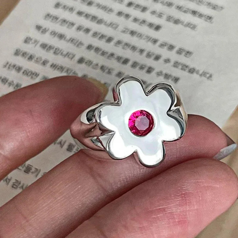 Anillo grande con flor y circonio