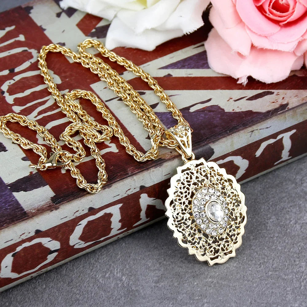 Collar largo con colgante dorado tradicional árabe blanco