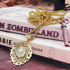 Collar largo con colgante dorado tradicional árabe blanco
