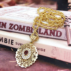 Collar largo con colgante dorado tradicional árabe rojo