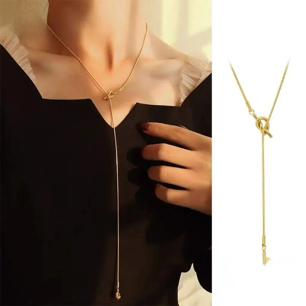 Collar de escote con colgante de lazo dorado