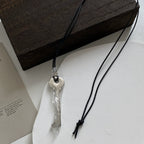 Collar largo de cordón con colgante de llave plata brillante