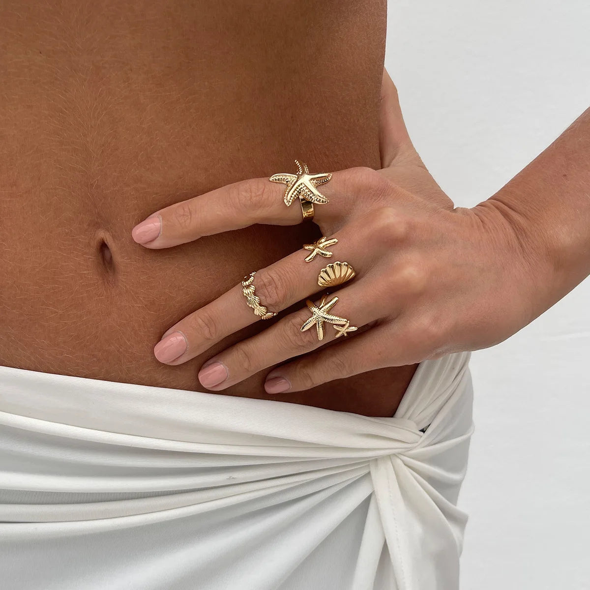 Lote de 4 anillos de conchas y estrellas de mar dorados