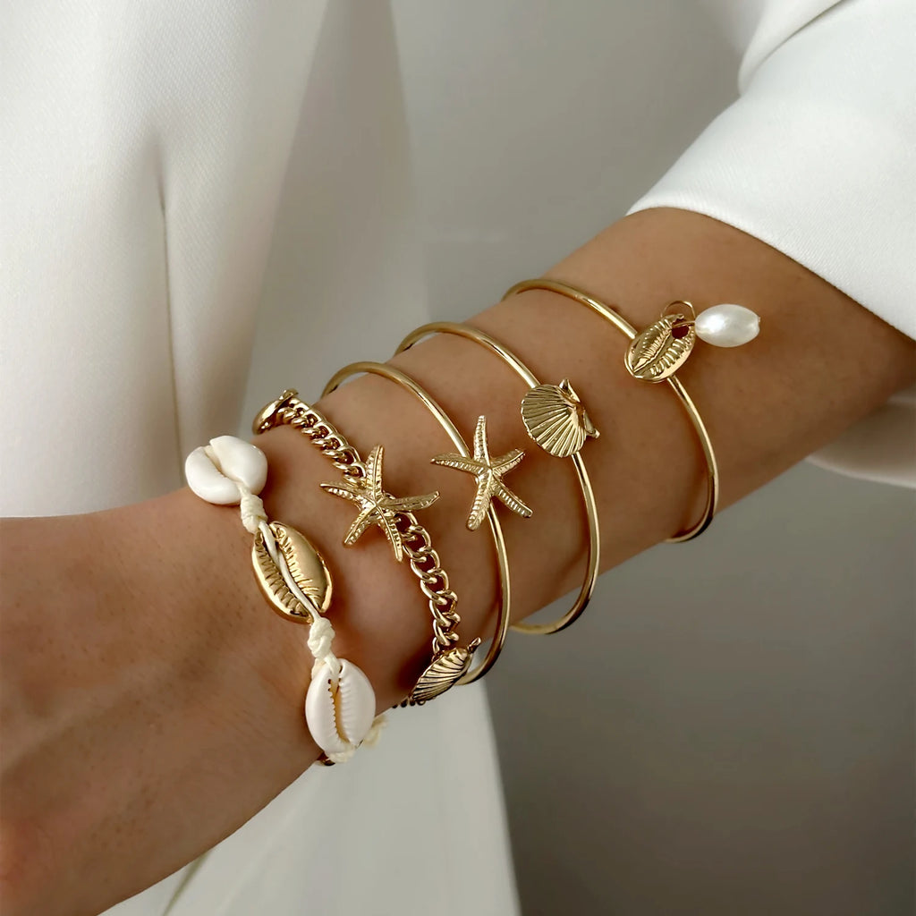 Lote de 5 pulseras con conchas y estrellas doradas