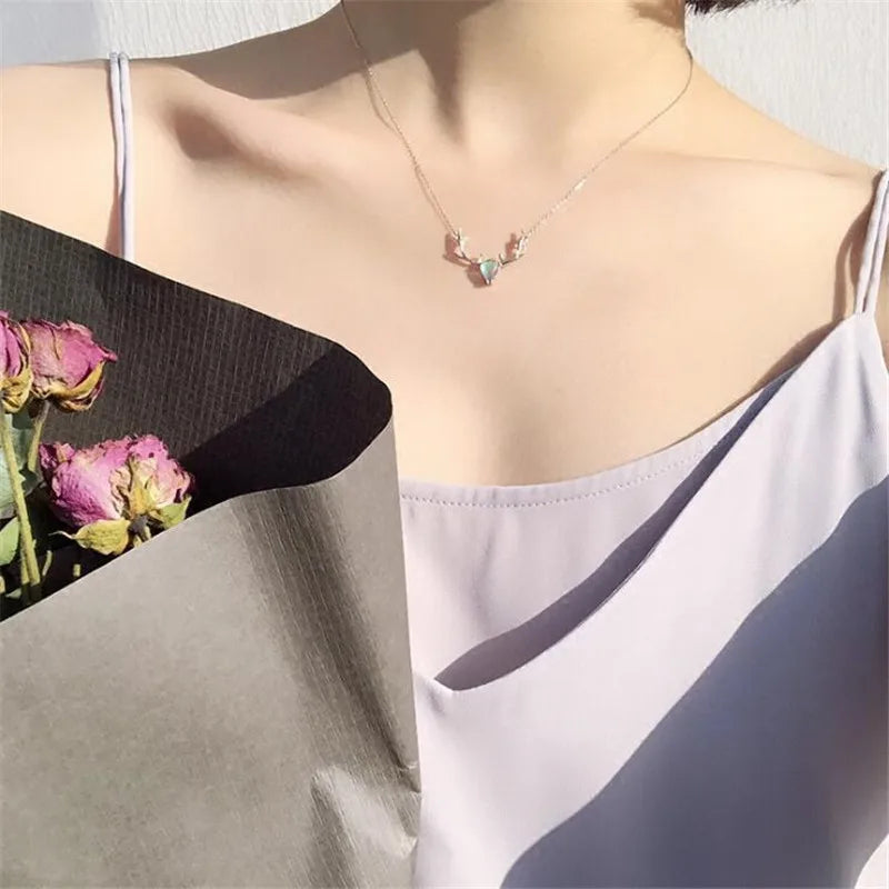 Collar con colgante de asta de ciervo y piedra lunar azul irisada